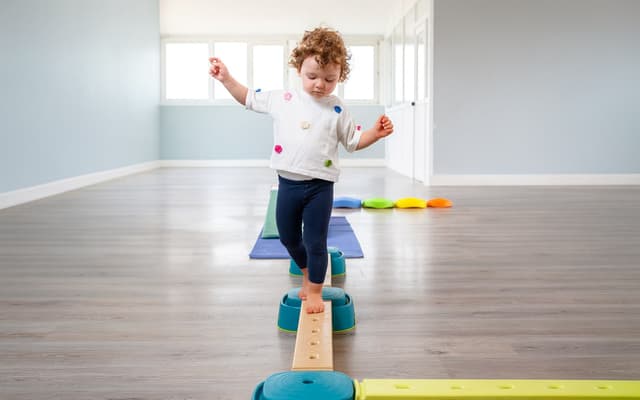 Tout-petit en éveil sur un parcours de motricité au studio