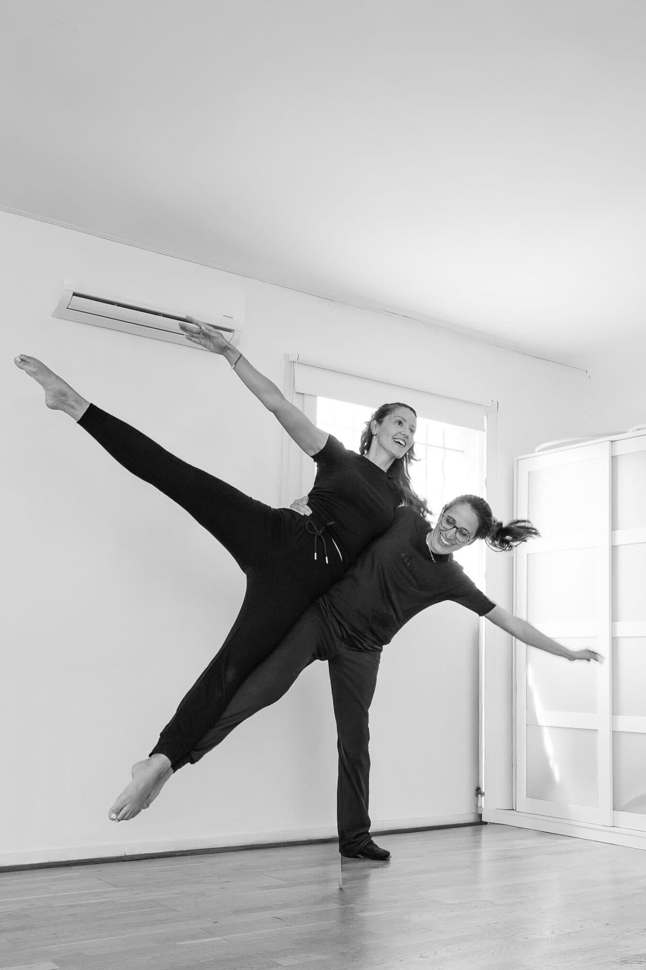 Danseur adulte en mouvement contemporain au studio
