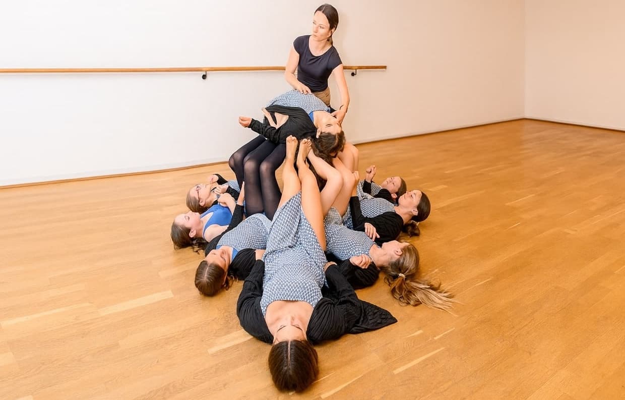 Adolescents en cours de contemporain modern au studio