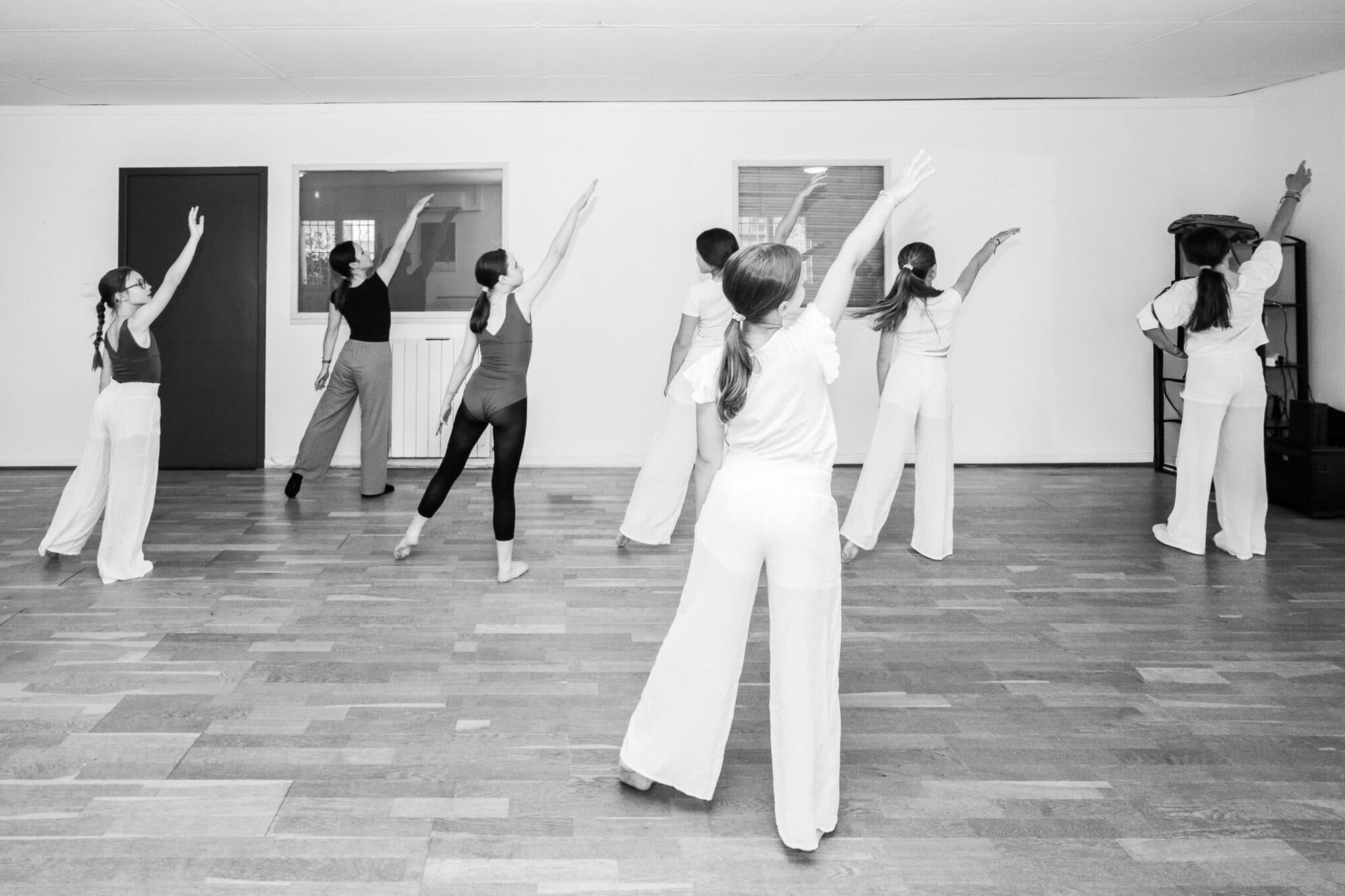 Enfants en cours de danse contemporaine au studio