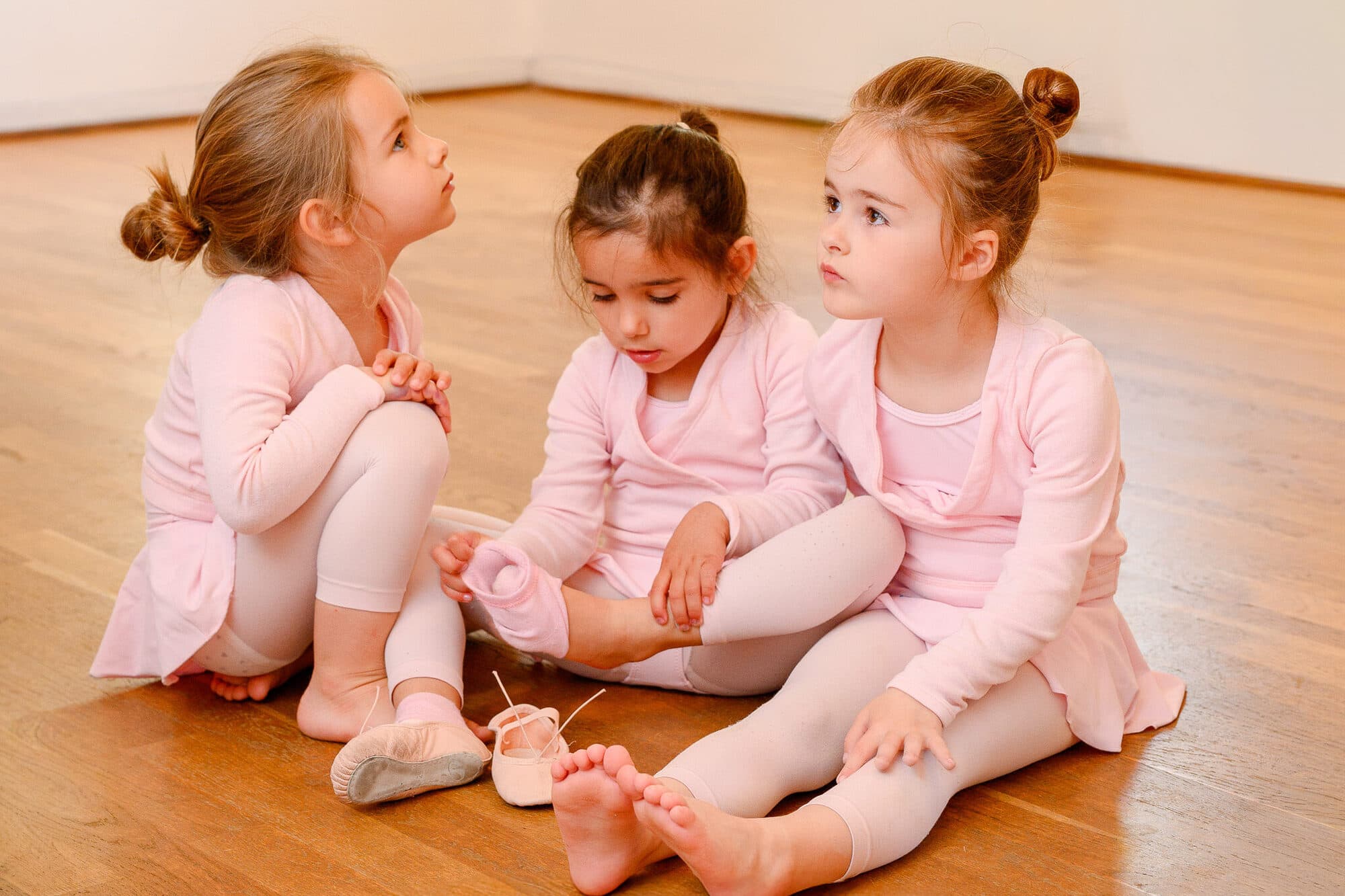 Jeunes danseuses en tenue rose assises au studio