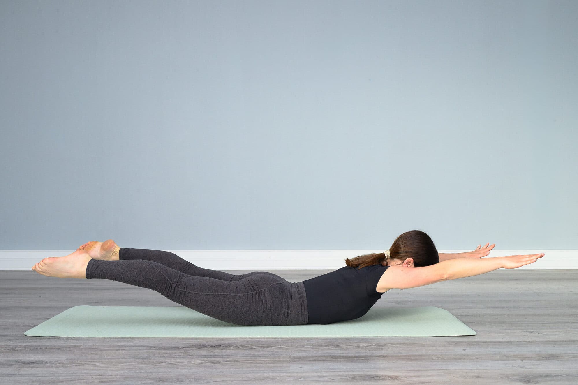 Exercice de Pilates sur tapis au studio